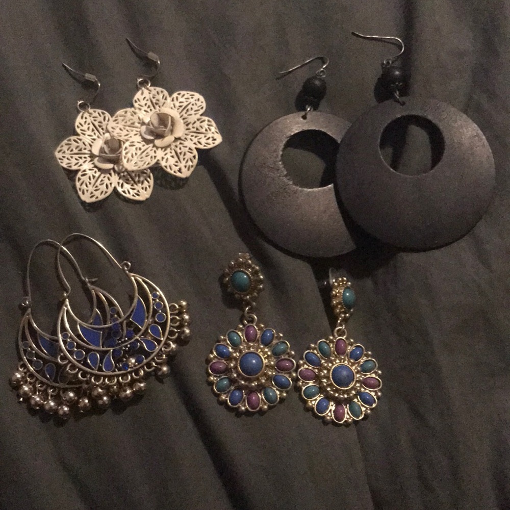 Set of 4 pairs of earrings